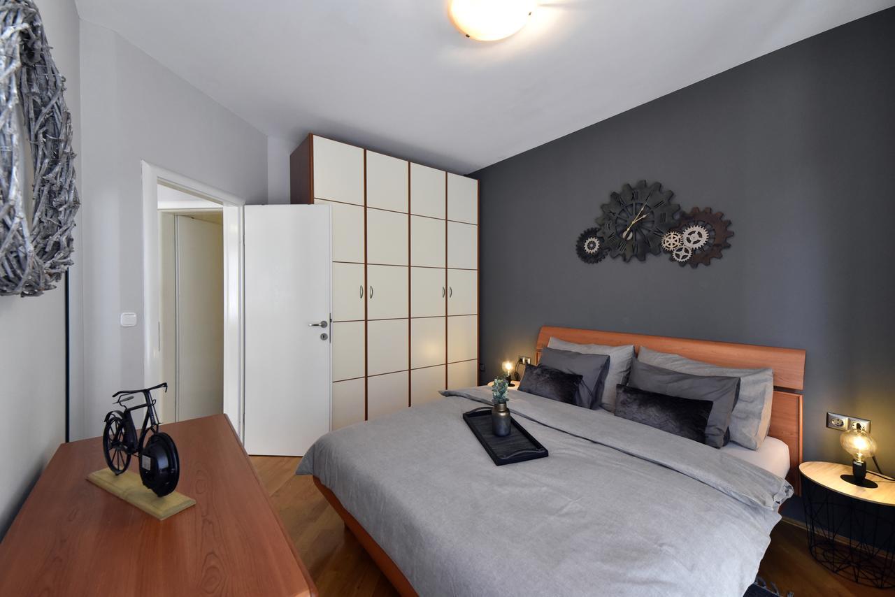 Old Clock Apartment Загреб Экстерьер фото